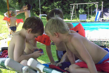 <de>Kinder am Rosenhof</de><en>Children at Rosenhof</en><fr>Enfants à Rosenhof</fr> Bild 1