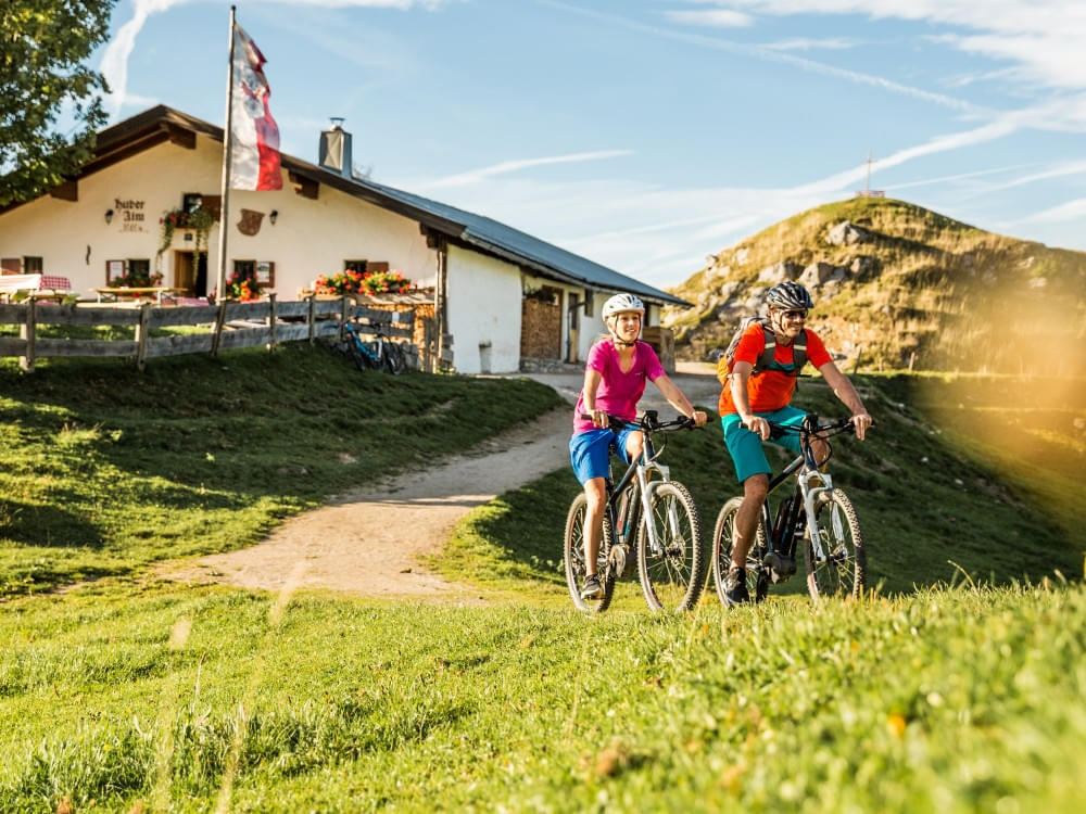 e-bike-fahrer-auf-der-huberalm-in-den-kitzbueheler-alpen