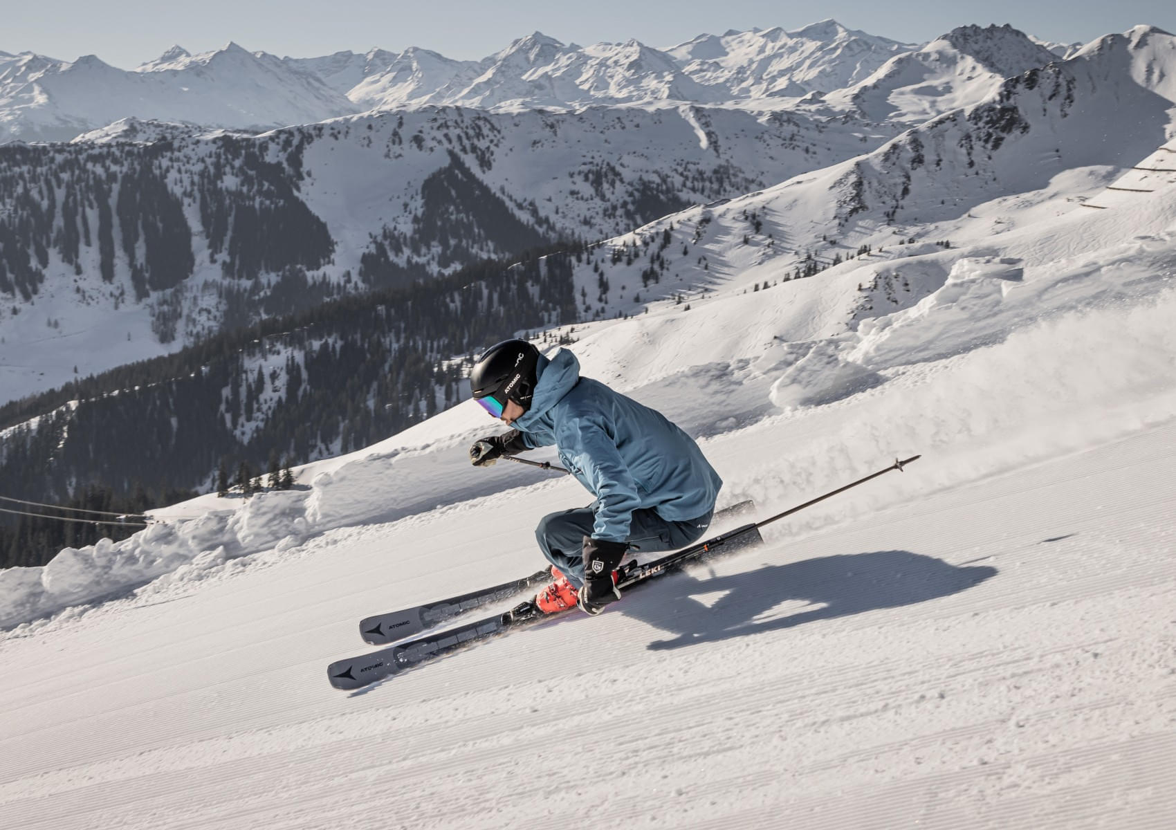 Skifahren-mit-einem-atembreaubenden-Bergpanorama