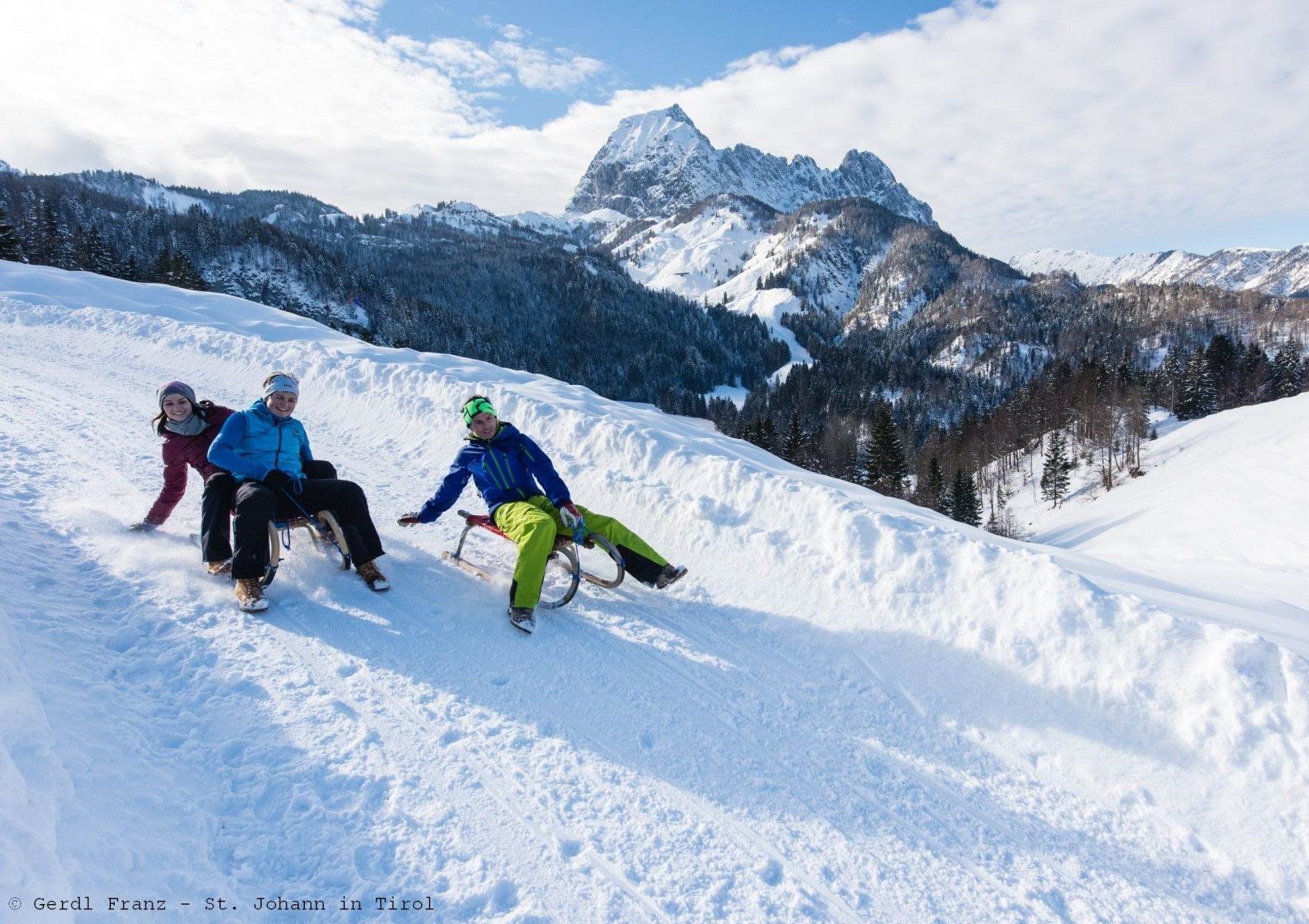 rodeln-in-der-region-st--johann-in-tirol-vor-dem-wilden-kaiserCgerdlfranz