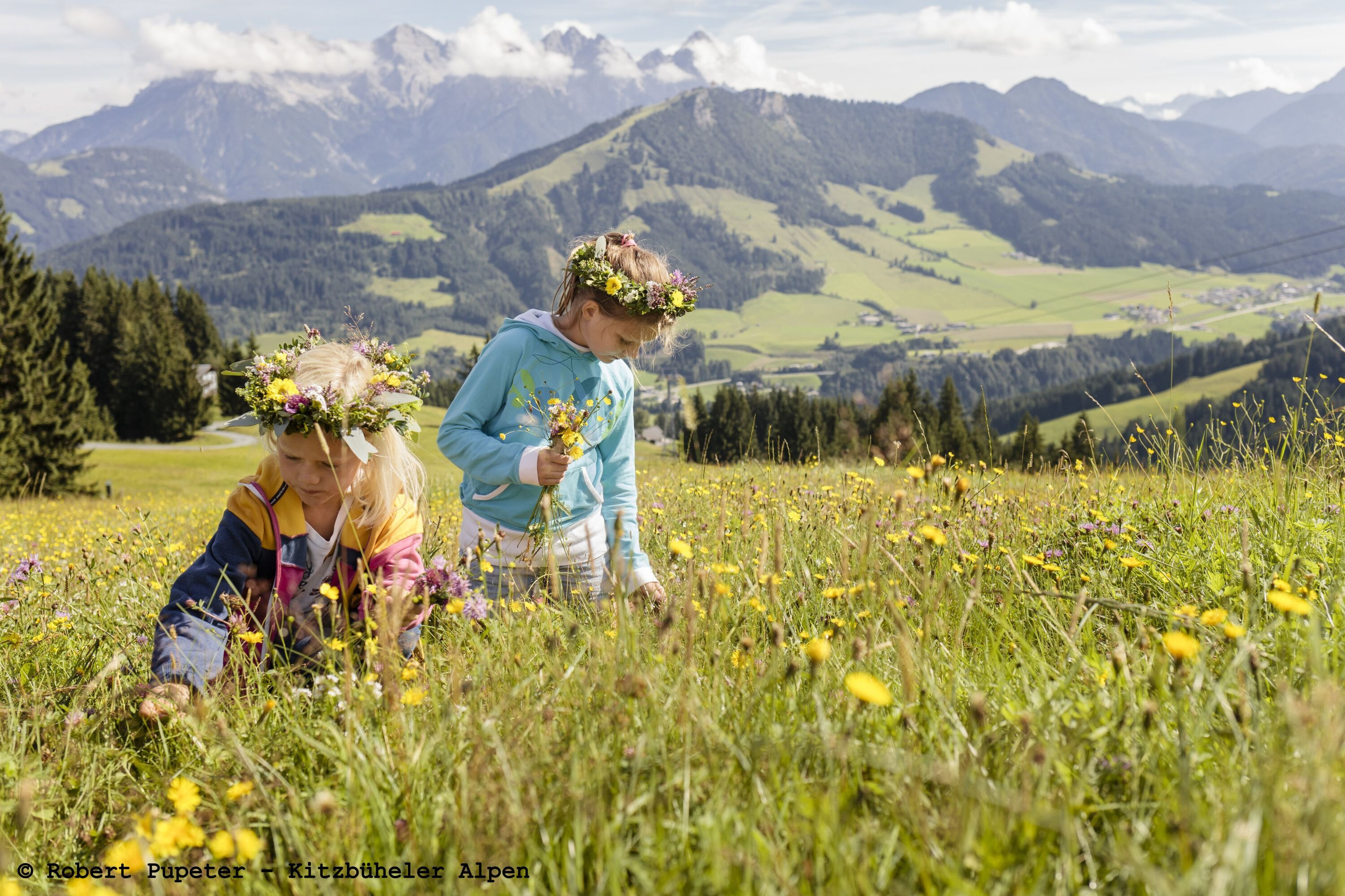 kinderbeimblumenpflueckentirolwerbungrobertpupeter